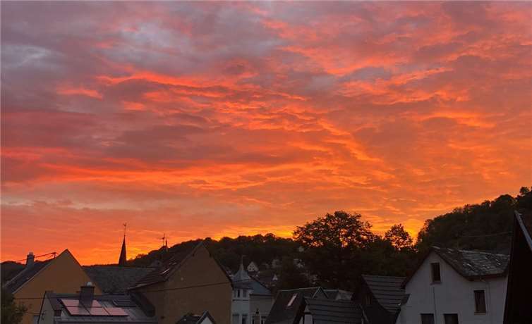 Unserer Leserin Brigitte Hömig ist diese phänomenale Aufnahme vom aufsehenerregenden Abendhimmel über den Dächern der Linzer Altstadt gelungen.Foto: Brigitte Hömig