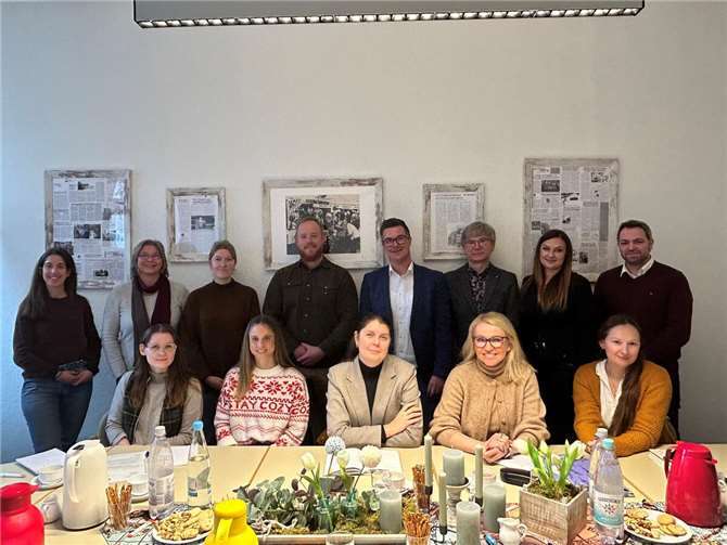 Unten von links Sarah Fischer (Diakonie Neuwied), Valerie Helmes (Ausländerbehörde), Alexandra Tikhonova(psychosoziales Zentrum In TERRA Mayen), Julia Lebzak (AWO Rheinland), Doris Pietzka (Caritas Koblenz)Oben von links Tuba Gümüstekin (AWO Rheinland), Martina von Berg (Caritas Neuwied), Sanja Heune (Diakonie Neuwied), Sven Adamczewski (Ausländerbehörde), Peter Jung (Bürgermeister Stadt Neuwied), Eduard Merker (Caritas Koblenz), Olga Scott (Caritas Neuwied), Elvin Sokoli (AWO Rheinland). Foto: Andrea Wilberg