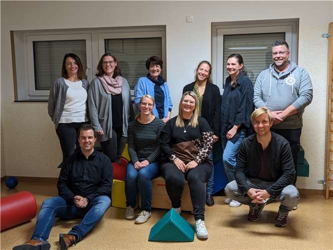 Unten von r. nach l.: Martin Schleich, Marion Hahn, Laura Blin, Ralf Skala; Oben von r. nach l.: Arbana Kasami-Maliki, Andrea Laubenthal, Ruth Evers, Christine Braun, Karina König, Michael Rosenbach.  Foto: privat