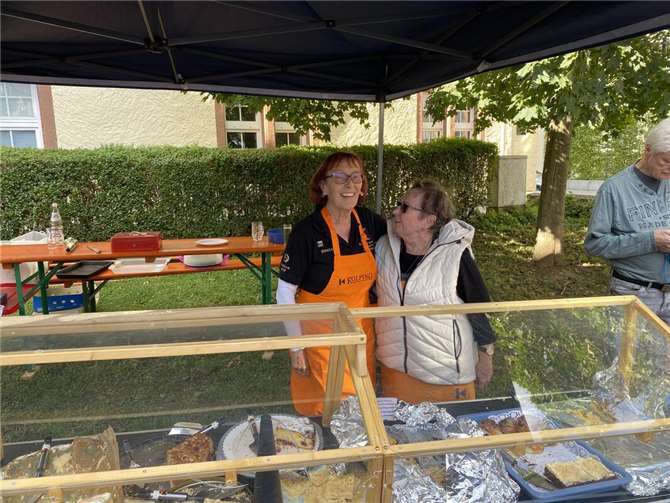 Unter 17 verschiedenen, selbstgebackenen Kuchen konnten die Kirmesgäste bei der Kolpingfamilie St. Martin auswählen. Cornelia Hohenbild und Beate Hoffmann am Kolping-Kuchenstand.