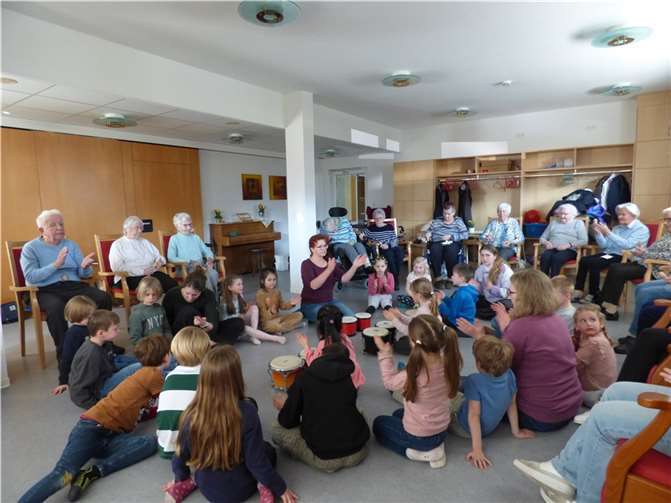 Unter 7 trifft Über 70. Kurzweil und gute Laune sind beim Musikprojekt von Jung und Alt im Betreuungs- und Begegnungszentrum Haus im Rebenhang garantiert. Foto: : Bethesda-St. Martin gGmbH