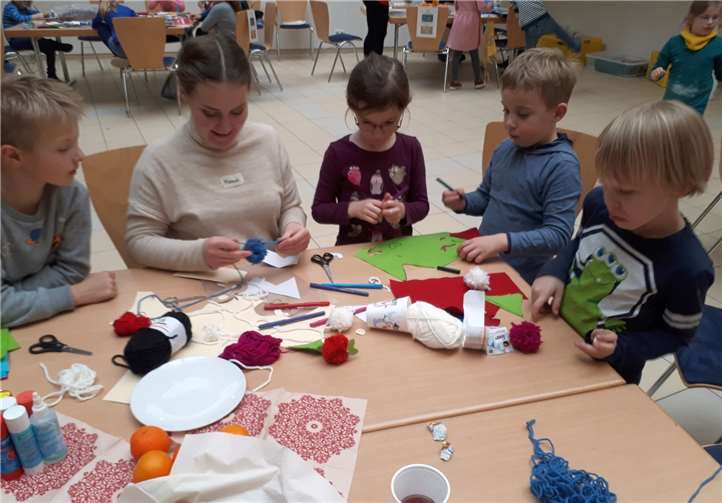 Unter Anleitung bewiesen die Jungen und Mädchen ihr Bastelgeschick.