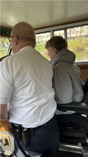Vom Wasser bis zur Verkehrskontrolle Unter Anleitung der Kollegen der Wasserschutzpolizei durfte jeder mal das Steuer übernehmen.