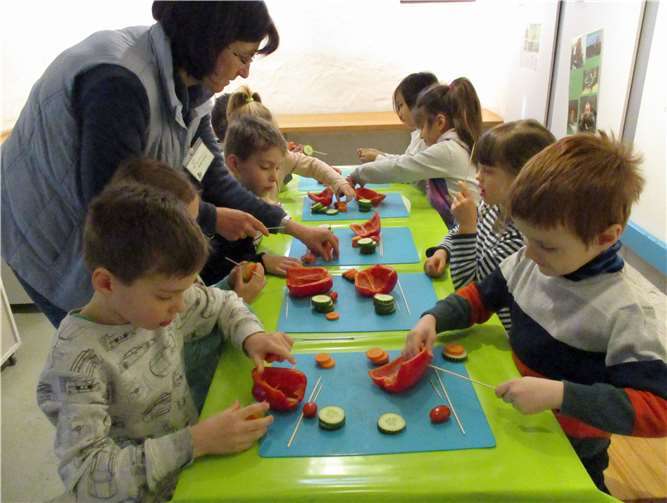 Unter Anleitung der Ökotrophologin Mareike Czerwinski fertigten die Meckenheimer Vorschulkinder Gemüseflitzer für die fitte Brotdose an.Stadt Meckenheim