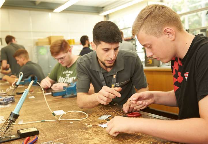 Unter Anleitung der derzeitigen Auszubildenden der evm-Gruppe haben Jugendliche ihr Können an den verschiedenen Übungsstationen, wie hier beim Löten, getestet.  Foto: evm/Frey
