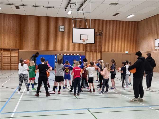 Unter Anleitung des Schulsportbeauftragten und Jugendtrainers führten die Kinder passende Bewegungen aus.