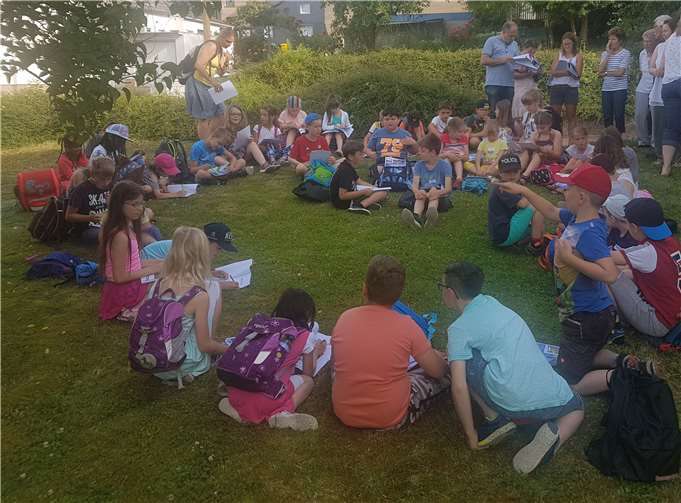 Unter Anleitung konnten die Kinder sich in Sütterlin-Schrift üben. Foto: privat