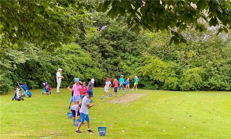 Unter Anleitung trainierten die jungen Sportler mit viel Schwung.