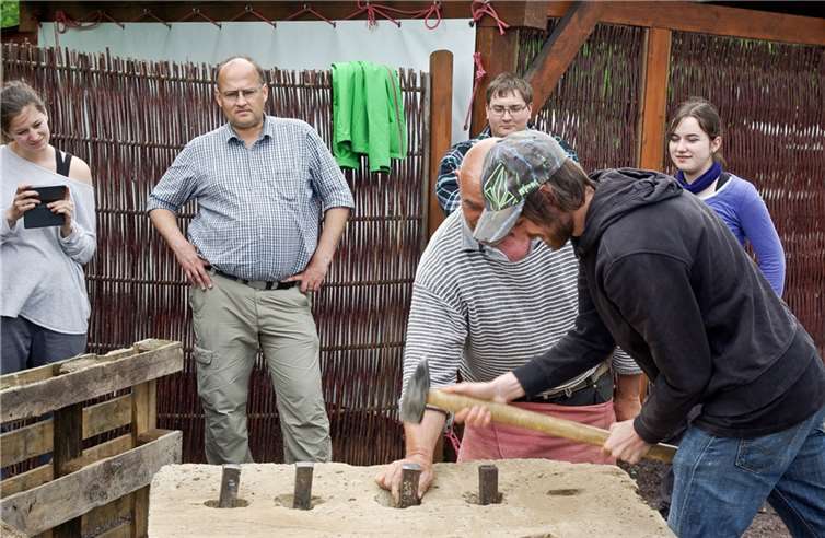 Unter Anleitung von Archäologen und Archäotechnikern des RGZM erhalten Studierende eine Einführung in die Entwicklung von Experimentaldesigns zur Erforschung antiker Arbeitstechniken. Fotos: RGZM.