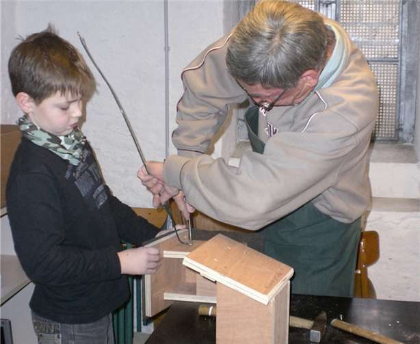 Unter Anleitung von Herrn Muschiol bauten die Kinder ihre eigenen Vogelnistkästen. privat