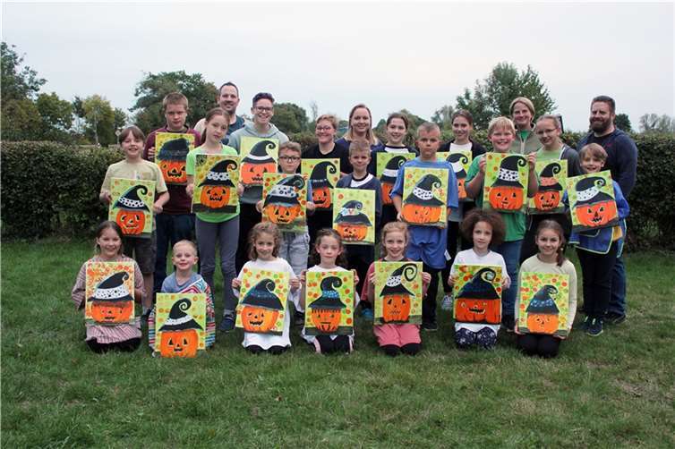 Unter Anleitung von Jugendleiterin Helga Klein entstanden wunderschöne herbstliche Kürbis-Bilder in Acryl auf Leinwand. Foto: privat