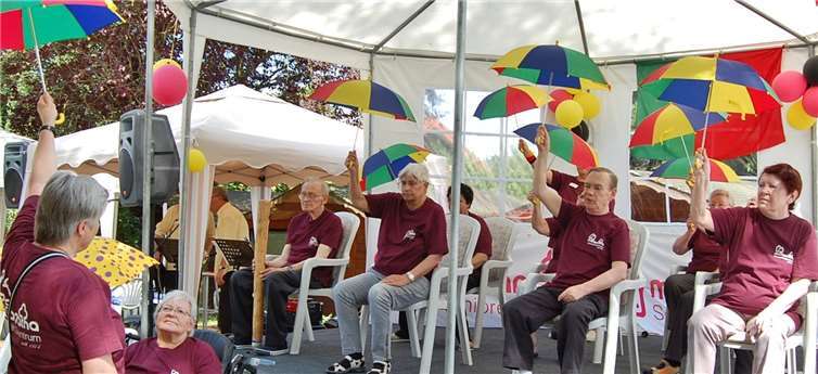 Unter Anleitung von Maria Winterhagen zeigten Bewohner des Maranatha einen Sitztanz.FA