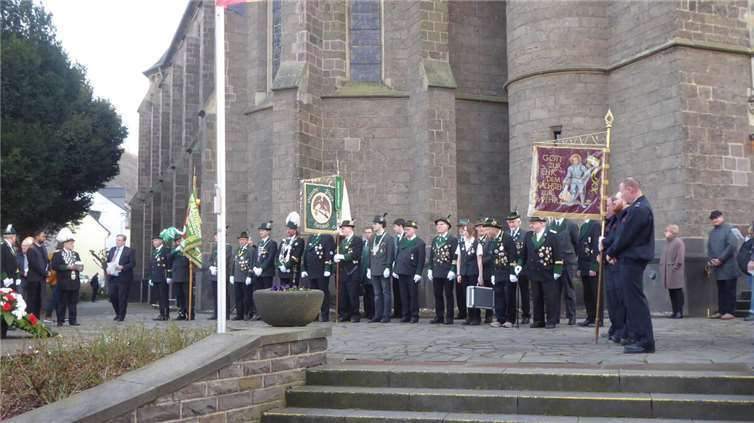 Unter Anteilnahme der Bevölkerung und der Ortsvereine gedachte man am Ehrenmal vor der Pfarrkirche St. Johannes d.T. den Toten aus den Weltkriegen und in der Zivilbevölkerung. Foto: privat
