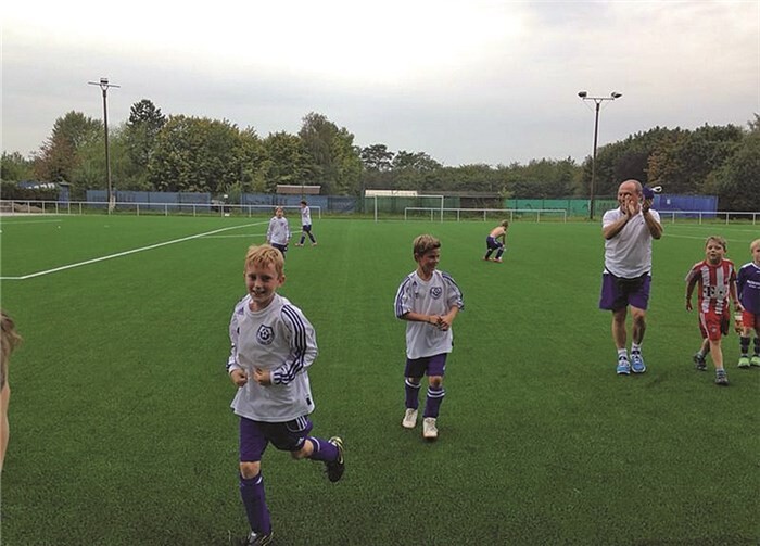 Unter Applaus des Trainers verlassen die Liessemer siegreich und stolz den Platz.