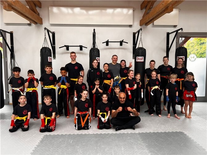 Unter Applaus wurden allen Prüflingen die entsprechenden Urkunden und neu erlangen Gürtel verliehen. Quelle: Alpha-Gym Kickboxen e.V. Rheinbach