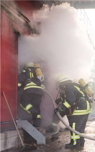 Unter Atemschutz dringt der Trupp in die Brandsimulationsanlage ein - im Innern herrschen Temperaturen von rund 600 Grad Celsius.