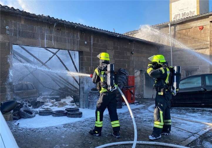 Unter Atemschutz werden von mehreren Trupps Löschangriffe von außen durchgeführt.