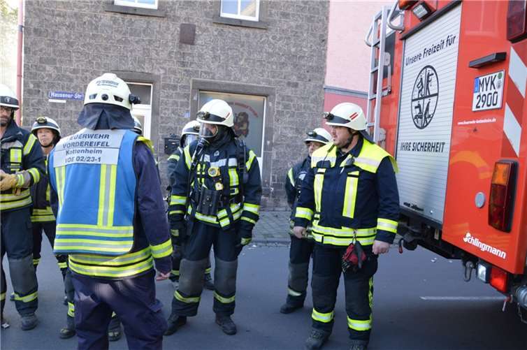 Szenario: Brand in Gaststätte ausgebrochen Unter Atemschutz wurde die Rettung einer Person vorgenommen.