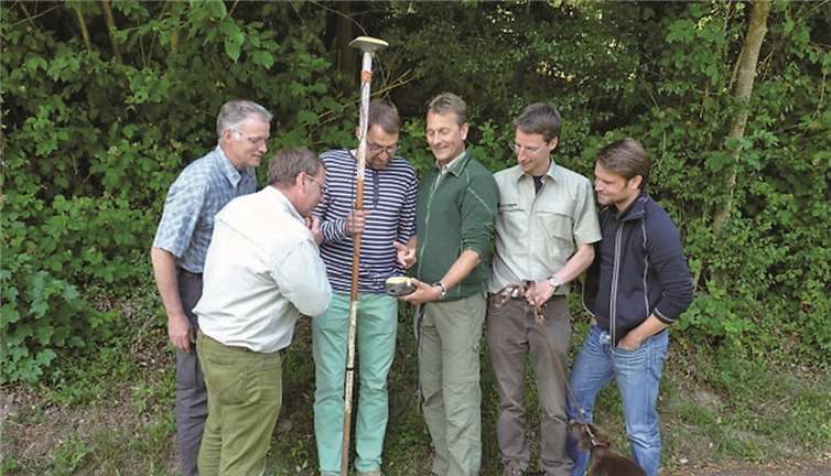 Unter Aufsicht des Schulungsleiters der Kasseler Fa. iNovaGIS (rechts) üben die Förster der beiden Forstämter Adenau und Ahrweiler den Umgang mit der ungewohnten Technik. Andreas Michel