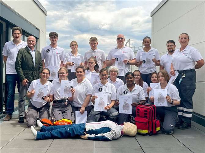 Unter Aufsicht von DRK-Sanitätsdienstausbilder Michael Alberti sowie DRK-Kreisverbandsarzt Dr. Frank-Peter Kaesler legten insgesamt 19 Einsatzkräfte aus den DRK-Ortsvereinen Adenau, Bad Breisig, Bad Neuenahr-Ahrweiler, Grafschaft, Remagen, Sinzig und Weibern kürzlich in Bad Neuenahr-Ahrweiler erfolgreich die Prüfung zu Helfern im Sanitätsdienst des DRK ab. Foto: privat