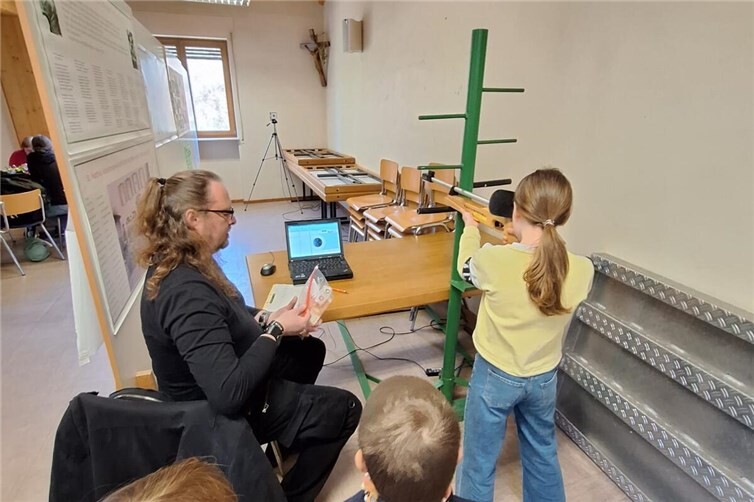 Unter Aufsicht  von Jungschützenmeister Boris Laux am speziell für Kinder entwickelten Lasergewehr konnten die jüngsten Besucher ihre Geschicklichkeit ausprobieren.