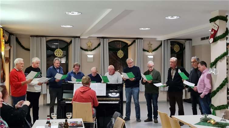 Sänger ließen das Jahr Revue passieren Unter Begleitung von Volker Kaufung am Klavier wurden mehrfach Weihnachtslieder angestimmt.