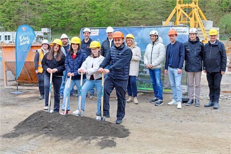 Unter Beobachtung von (hi., v.l.n.r.) Katharina Groß (Projektleiterin, Verbandsgemeinde Altenahr), Marvin Trümper (Bauleiter, Deisen GmbH), Jens Schwabenland (Projektleiter, Deisen GmbH), Peter Lauermann (didaktischer Koordinator, Ahrtalschule),Dominik Gieler (Bürgermeister der Verbandsgemeinde Altenahr), Marion Schnitzler (Schulleiterin Ahrtalschule),  Dr. Neofitos Arathymos (Bürgermeister der Ortsgemeinde Altenahr),  Eduard Kliewer (Projektleiter, Julius Berger International), Wolfgang Rumpf (RUMPF Architekt + ingenieure) nahmen von der Schülervertretung der Ahrtalschule (vo., v.l.n.r.) Mia Schumacher, Lara Franze, Emily Raupach, Ahmed Ahmed tatkräftig die Spaten in die Hand. 