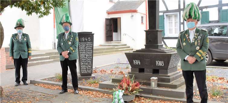Unter Corona-Bedingungen konnte die Kranzniederlegung nur in kleinem Kreis abgehalten werden. Foto: EICH