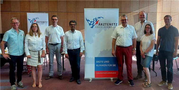 Dr. Michael Berbig erneut zum Vorsitzenden gewählt Unter Einhaltung der Corona-Schutzvorschriften fand die diesjährige Jahreshauptversammlung des „Ärztenetz Kreis Ahrweiler e.V.“ in der Aula des Marienhausklinikums in Bad Neuenahr statt.Foto: DU
