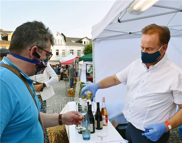 Unter Einhaltung der Corona-Vorschriften wurde der Wein an die Besucher ausgeschenkt. Foto: RASCH