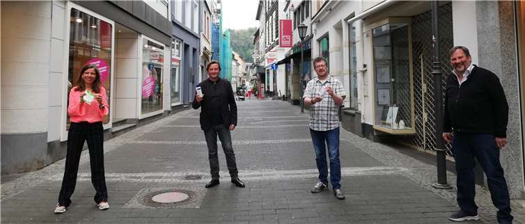 Unter Einhaltung der aktuell gültigen Auflagen übergaben FWG Vereins- sowie Fraktionsvorsitzender, Egon Schäfer und Hartmut Dressel symbolische die ersten Schutz- und Hygieneartikel an die Aktionsgemeinschaft Andernach Attraktiv, die durch Heike Reiff und Thomas Manstein vertreten wurde.Foto: FWG/Greiner