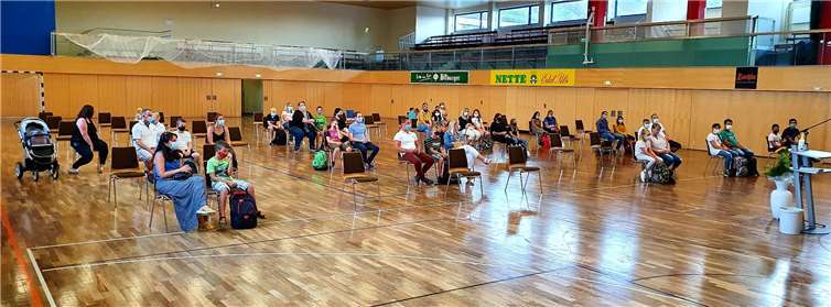 Unter Einhaltung der geltenden Hygiene- und Abstandsregeln wurden die Kinder zusammen mit ihren Eltern klassenweise in der Stadthalle Weißenthurm von ihren Klassenleiterinnen und Klassenleitern begrüßt. Fotos: privat