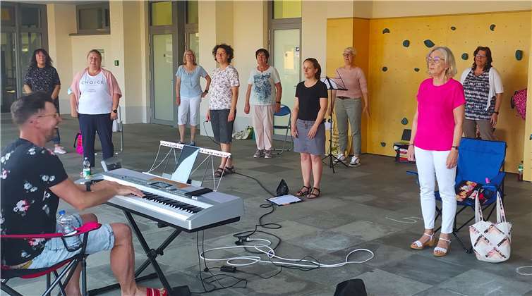 Unter Einhaltung der weiterhin geltenden Hygiene- und Abstandsregeln freuten sich über 20 Sängerinnen, auf dem Nickenicher Schulhof gemeinsam singen und ihren neuen Chorleiter erstmals „live und in Farbe“ kennenlernen zu können.Foto: privat