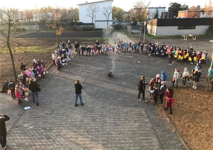 Unter Einhaltung des Hygienekonzepts marschierten die einzelnen Schulklassen auf den Schulhof, um sich dort, natürlich mit reichlich Abstand, mit den anderen Kindern vor einer Feuerschale zu versammeln.Foto: Privat