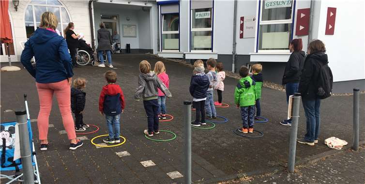 Unter Einhaltung des Sicherheitsabstandes erfreuten die kleinen Sänger ihr Publikum. Foto: privat