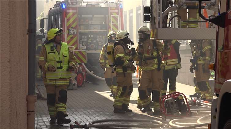 Unter Einsatz von Atemschutz hat die Feuerwehr den Brand gelöscht.