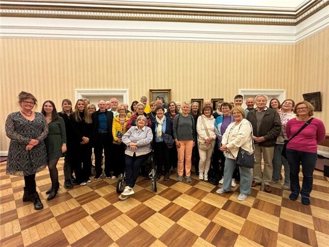 Unter Federführung von Antje Escher, Nicole Bauer und Simone Höhner (von links) und Museumsleiterin Jennifer Stein (3. von rechts) erlebten die Lernpatinnen und Lernpaten einen abwechslungsreichen Lernpaten-Tag im Roentgen Museum Neuwied.  Foto: Gabriela Mrozik / Kreisverwaltung Neuwied