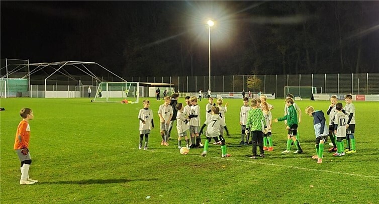 Unter Flutlicht war am Dienstagabend die Mannschaft des TuS Oberwinter im Nickenicher Waldstadion zu Gast. Foto: privat