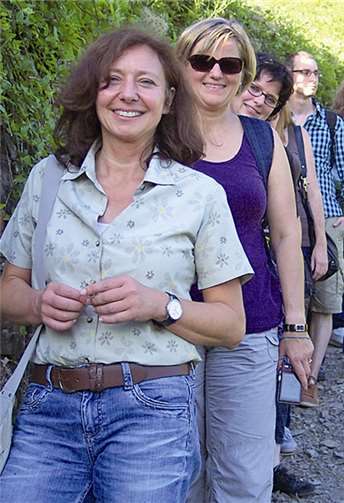 Unter Führung von Christiane Horbert lernen die Teilnehmer der Wanderungen Kultur und Wein der Moselregion kennen. privat