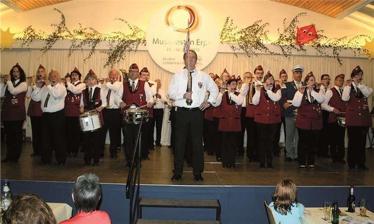 Unter Führung von Josef Wester eröffnete das Tambourcorps mit den Altaktiven das Jubiläumskonzert.DL