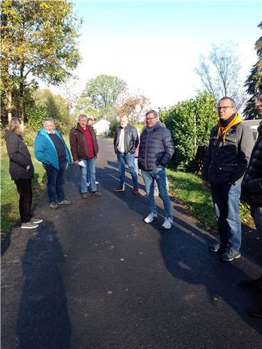 Unter Führung von Ortsbürgermeister Martin Lerbs fand eine Ortsbegehung statt.  Foto: Fotos Fröder