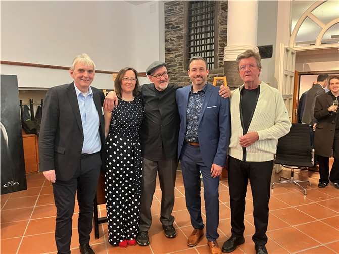 Heribert Elzer und Astrid Müller zeigen Kontraste Unter Hochachtung für die beeindruckenden Ausstellungsstücke der beiden Künstler eröffnete Oberbürgermeister Christian Greiner als Schirmherr vdie Vernissage mit Livemusik und Laudatio. Fotos: privat