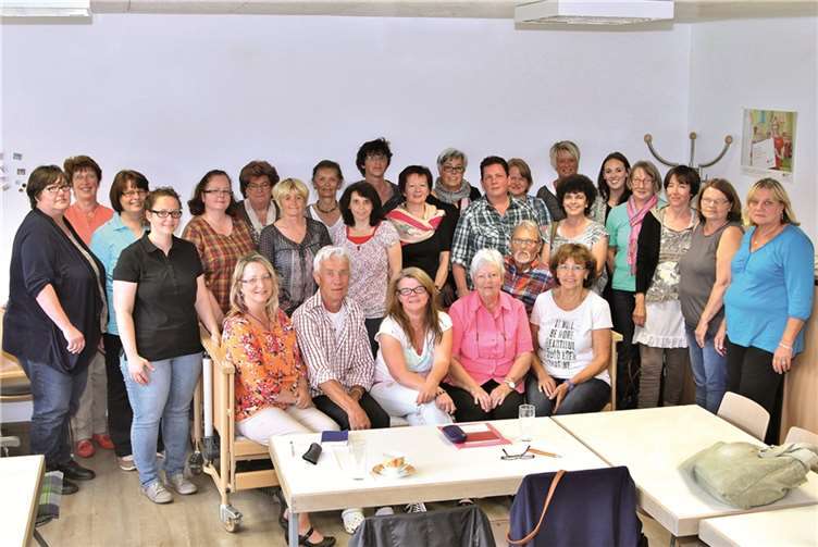 Unter Leitung Kristina Spies (4. v. li.) nahmen 22 Mitarbeiter DRK und fünf Mitarbeiter vom Zweckverband Sozialstation Adenau-Altenahr an einer Schulung für die Tätigkeit im Betreuungsdienst für Pflegepatienten und Demenzkranke teil. Thorsten Trütgen