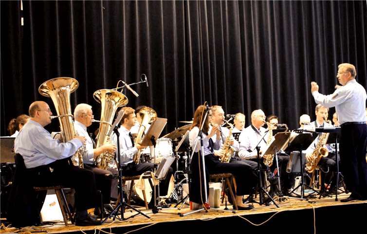 Unter Leitung von Gerd Weber unterhielt der Musikzug die Gäste der Gemeinde bei der Sonntagsmatinee. DL