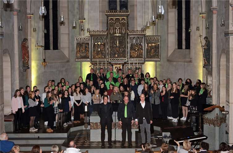 Unter Leitung von Guido Nisius sang der Chor in der bis auf den letzten Platz besetzten Kirche einen bunten Strauß von adventlichem und weihnachtlichem Liedgut.  Foto: Werner Dreschers