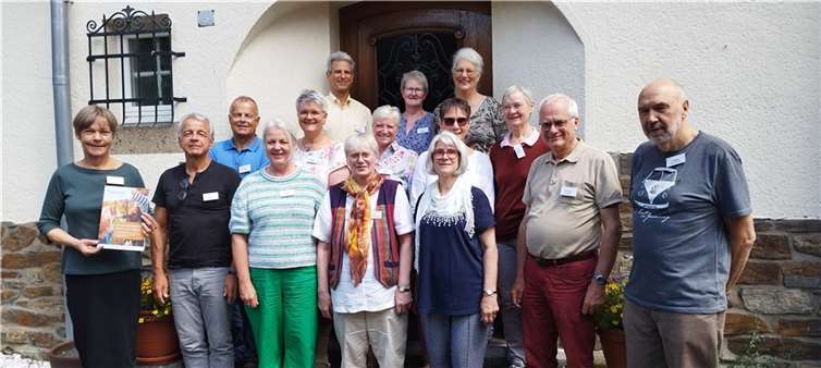 Unter Leitung von Psychologin Dr. Juliane Arnold (links) haben sich 15 Kursleitende im Haus der Stille einen Tag lang intensiv für die Prävention sexualisierter Gewalt fortgebildet. Die Therapeutin und Supervisorin Dr. Arnold ist Psychologische Leiterin der Evangelischen Hauptstelle für Familien- und Lebensberatung in Köln. Foto: Dorothea Müth-Abu Dhis