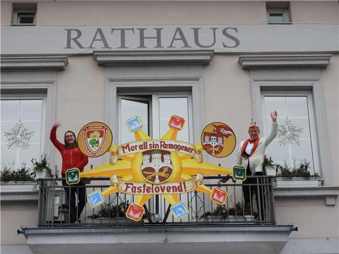 Unter Mithilfe des Remagener Dreigestirns wurde das Wappen zum Rathaus gebracht und im Beisein der Leiterin des Arbeitskreises „Mer all sin Remagener Fastelovend“ Nina Wiest ließ der Vorsitzende der KG Narrenzunft das Vereinslogo am Karnevalsstern montieren.Foto: privat