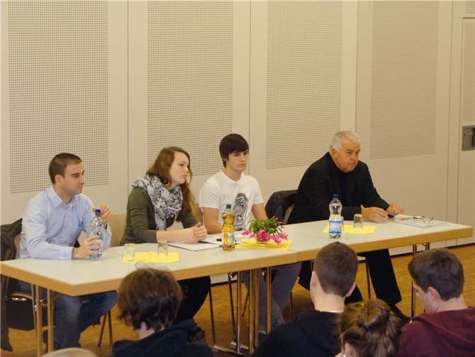 Unter Moderation von Johanna Schneider (MSS 12) und Tim Vossenkuhl (MSS 11) stellten sich Marcel Hürter (MdL, SPD) (l.) und Guido Ernst (MdL, CDU) (r.) den Fragen der Schülerinnen und Schüler.