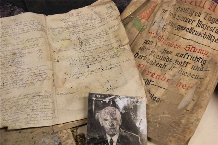 Flut: Restaurator Willi Vendel rettet Ahrweiler Kulturgut Unter Schlammschichten in der Truhe entdeckte Restaurator Willi Vendel alte Dokumente.