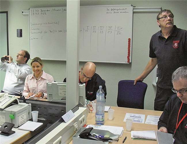 Unter Stress kühlen Kopf bewahren und die richtigen Entscheidungen treffen, das ist auch Teil der Übungen, die die Technische Einsatzleitung durchführte.privat